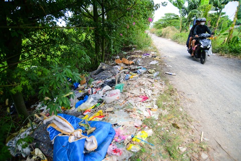 Sau 24 năm, khu quy hoạch công viên vẫn như 'mảnh vườn' hoang sơ- Ảnh 9. Những bãi rác chất đống trên những con đường xung quanh khu quy hoạch - Ảnh: QUANG ĐỊNH