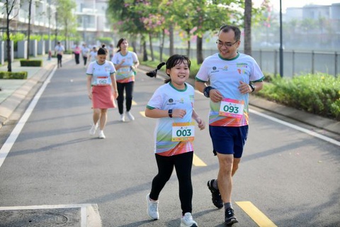 Sôi động Đường chạy nụ cười do Phú Long tổ chức- Ảnh 5. Em Nguyễn Ngọc Gia Hân - 9 tuổi - chạy cùng người thân - Ảnh: QUANG ĐỊNH