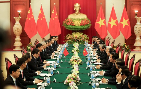 Nhìn lại ba lần ông Tập Cận Bình thăm Việt Nam- Ảnh 7. Chuyến thăm đánh dấu chuyến công du nước ngoài đầu tiên của ông Tập Cận Bình ngay sau Đại hội XIX Đảng Cộng sản Trung Quốc (tháng 10-2017). Trong ảnh là cuộc hội đàm giữa Tổng bí thư Nguyễn Phú Trọng và Tổng bí thư, Chủ tịch Trung Quốc Tập Cận Bình tại Văn phòng Trung ương Đảng - Ảnh: NGUYỄN KHÁNH