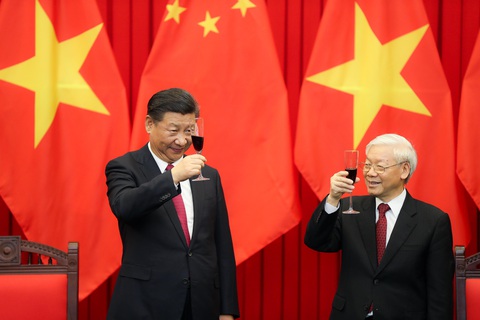 Nhìn lại ba lần ông Tập Cận Bình thăm Việt Nam- Ảnh 11. Tổng bí thư Nguyễn Phú Trọng và Tổng bí thư, Chủ tịch Trung Quốc Tập Cận Bình nâng ly chúc mừng sau khi cuộc hội đàm giữa hai nước thành công tốt đẹp trong chuyến thăm Việt Nam của ông Tập vào tháng 11-2017 - Ảnh: NGUYỄN KHÁNH