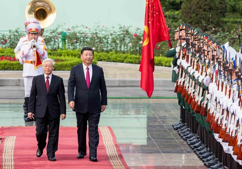 Nhìn lại ba lần ông Tập Cận Bình thăm Việt Nam- Ảnh 4. Tổng bí thư Nguyễn Phú Trọng và Tổng bí thư, Chủ tịch nước Trung Quốc Tập Cận Bình duyệt đội danh dự tại lễ đón chính thức ở Phủ Chủ tịch tháng 11-2015 - Ảnh: VIỆT DŨNG