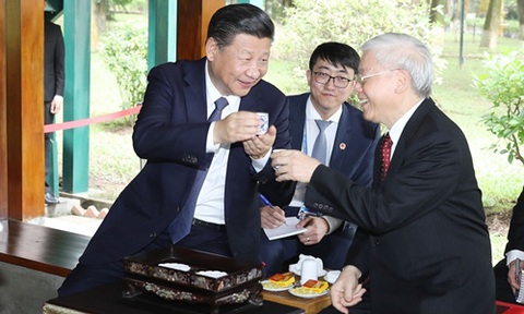 Việt Nam sẽ dành sự tiếp đón 'thắm tình hữu nghị, đồng chí anh em' cho ông Tập Cận Bình- Ảnh 1. Tổng bí thư Nguyễn Phú Trọng mời trà Tổng bí thư, Chủ tịch Trung Quốc Tập Cận Bình khi ông đến thăm Việt Nam năm 2017 - Ảnh: TTXVN