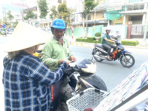 Công ty làm ngơ với vé số ế- Ảnh 2. Cần tăng hoa hồng cho những người bán vé số dạo - Ảnh: KHẮC TÂM