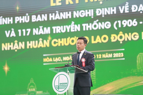 Đại học Quốc gia Hà Nội nhận Huân chương Lao động hạng nhất- Ảnh 2. GS.TS Lê Quân - giám đốc Đại học Quốc gia Hà Nội - phát biểu tại buổi lễ - Ảnh: VNU