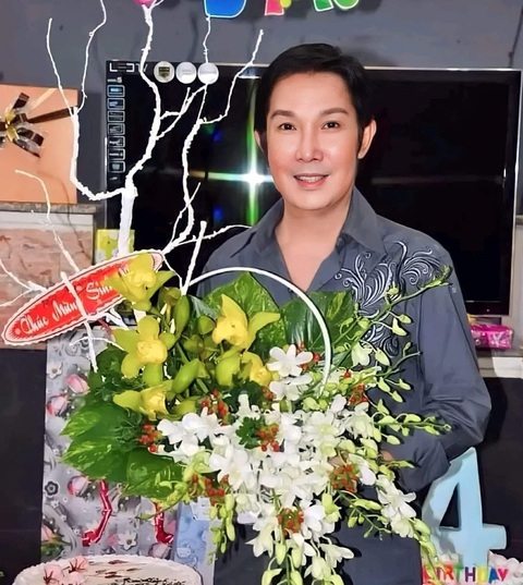 Fan hâm mộ đăng bức ảnh nghệ sĩ Vũ Linh rạng rỡ trong một lần sinh nhật khi anh còn sống để bày tỏ niềm nhớ thương anh - Ảnh tư liệu Người hâm mộ đăng bức ảnh nghệ sĩ Vũ Linh rạng rỡ trong một lần sinh nhật khi anh còn sống, để bày tỏ niềm nhớ thương anh - Ảnh tư liệu