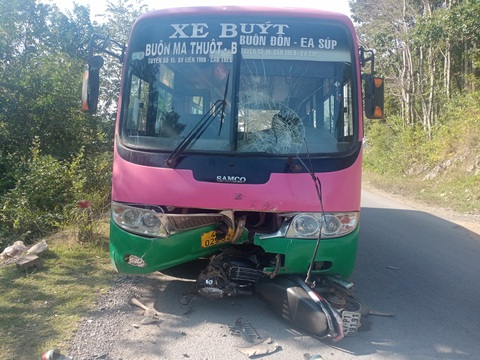 Hiện trường vụ xe máy tông xe buýt, 2 cha con tử vong - Ảnh: TÂM AN Hiện trường vụ xe máy tông xe buýt khiến 2 cha con thiệt mạng - Ảnh: TÂM AN
