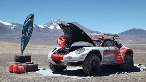 Porsche 911 vượt Mercedes, phá kỷ lục leo cao nhất thế giới- Ảnh 2. Porsche 911 phá kỷ lục này vào ngày 2-12 qua tại bờ tây núi lửa Ojos del Salado, Chile. Độ cao xe đạt tới là 6.734 mét trên mặt nước biển - Ảnh: Porsche