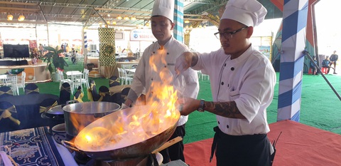 Trưng bày tôm sú cả chục triệu đồng tại festival tôm- Ảnh 2. Các đầu bếp trình diễn làm các món ăn từ tôm để du khách được thưởng thức tại chỗ - Ảnh: THANH HUYỀN