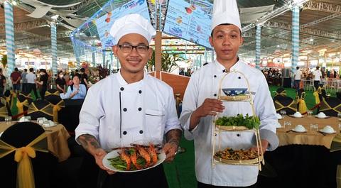 Trưng bày tôm sú cả chục triệu đồng tại festival tôm- Ảnh 3. Đa phần các thực khách đều có cảm nhận ăn tôm tại festival tôm sẽ ngon hơn, do tôm tươi sống và được các đầu bếp chuyên nghiệp chế biến - Ảnh: THANH HUYỀN