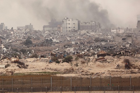 Israel ném bom sau khi Hamas đe dọa về số phận các con tin- Ảnh 1. Những cột khói ở miền nam Israel, gần biên giới với Dải Gaza hôm 10-12 - Ảnh: AFP