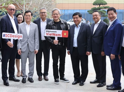 CEO Nvidia Jensen Huang và Bộ trưởng Nguyễn Chí Dũng chụp ảnh lưu niệm tại Trung tâm Đổi mới sáng tạo quốc gia sáng 11-12 - Ảnh: MPI CEO Nvidia Jensen Huang và Bộ trưởng Nguyễn Chí Dũng chụp ảnh lưu niệm tại Trung tâm Đổi mới sáng tạo quốc gia sáng 11-12 - Ảnh: MPI