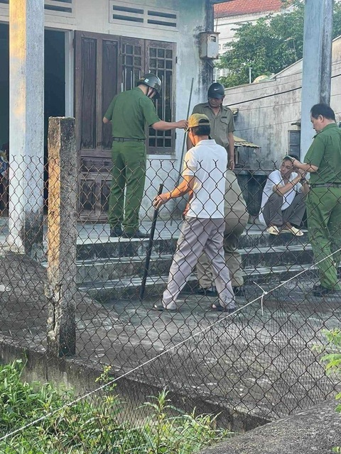 Người đàn ông ở Hội An nghi bị người tâm thần đâm chết- Ảnh 1. Công an tại hiện trường nơi anh T. bị đâm chết - Ảnh: C.T.