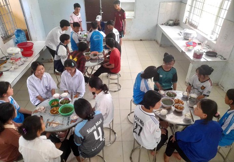 Băng rừng giúp học trò vùng sâu- Ảnh 1. Học sinh bán trú với bữa cơm chiều do thầy cô hỗ trợ - Ảnh: TÂM AN