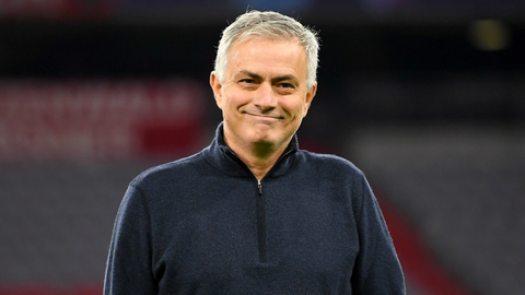 Hành động thú vị của HLV Mourinho trong trận đấu có tới 3 thẻ đỏ- Ảnh 1. HLV Mourinho có hành động thú vị trong trận đấu có tới 3 thẻ đỏ - Ảnh: REUTERS