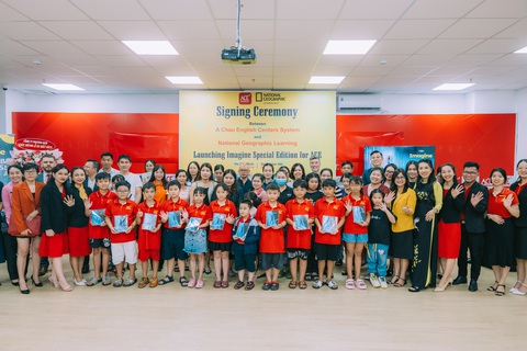 Hệ thống Anh ngữ Á Châu ký hợp tác Nhà xuất bản National Geographic Learning Hoa Kỳ- Ảnh 2. Học viên Hệ thống Anh ngữ Á Châu nhận sách Imagine phiên bản đặc biệt cho cấp độ thiếu nhi