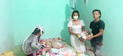 Những 'bà đỡ' công nhân gặp khó- Ảnh 2. Chị Ngô Ngọc Tân mang thực phẩm, bỉm sữa tặng công nhân