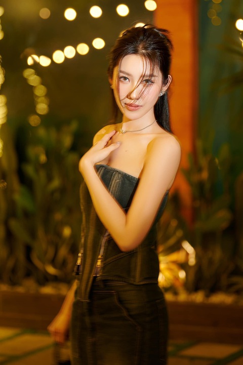 Thúy Ngân chạm ngõ điện ảnh, thỏa sức ở sân chơi lớn- Ảnh 4. Thúy Ngân với tạo hình cực ngầu trong phim điện ảnh 'Trên bàn nhậu, dưới bàn mưu'.