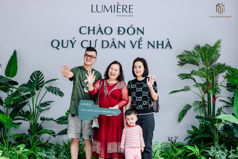 Masterise Homes bàn giao LUMIÈRE riverside - dự án thứ 4 trong năm 2023- Ảnh 1. Cư dân chụp ảnh lưu niệm tại lễ bàn giao căn hộ của dự án LUMIÈRE riverside