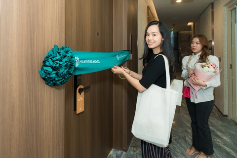 Masterise Homes bàn giao LUMIÈRE riverside - dự án thứ 4 trong năm 2023- Ảnh 2. Hàng trăm cư dân hào hứng nhận căn hộ đẳng cấp, chia sẻ sự ấn tượng và niềm vui khi về nhà mới