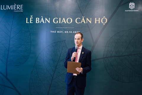 Masterise Homes bàn giao LUMIÈRE riverside - dự án thứ 4 trong năm 2023- Ảnh 4. Ông Julian Wyatt - giám đốc điều hành Masterise Property Management - chia sẻ niềm vui cùng cư dân nhận bàn giao nhà