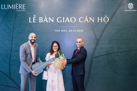 Masterise Homes bàn giao LUMIÈRE riverside - dự án thứ 4 trong năm 2023- Ảnh 5. Đại diện Masterise Homes chào đón các dư dân và tặng quà ý nghĩa theo đúng phong cách xanh