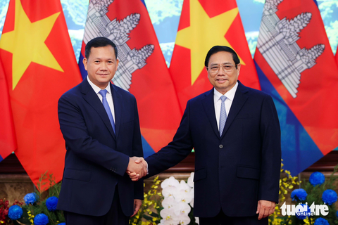 Thủ tướng Hun Manet tái ngộ Thủ tướng Phạm Minh Chính tại Hà Nội- Ảnh 6. Thủ tướng Phạm Minh Chính và Thủ tướng Campuchia Hun Manet bắt tay, chụp ảnh chung trước cuộc gặp hẹp - Ảnh: NGUYỄN KHÁNH