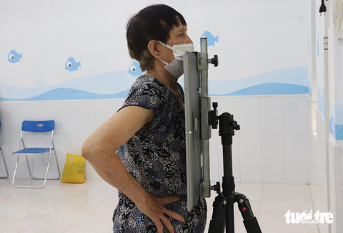 Cảnh báo lạm dụng tầm soát ung thư theo quảng cáo: Tốn kém, không hiệu quả- Ảnh 1. Chụp X-quang phổi tầm soát cho người có nguy cơ tại cộng đồng - Ảnh: XUÂN MAI