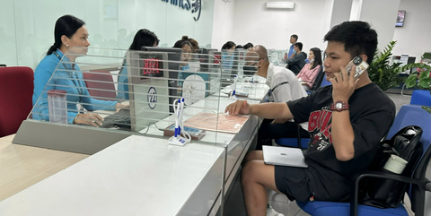 Vietnam Airlines tăng gần 550 chuyến bay Tết- Ảnh 1. Hành khách tìm hiểu mua vé máy bay Tết - Ảnh: T.T.D.