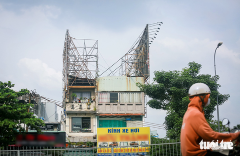 Bảng quảng cáo ‘trơ xương’, hiểm họa trên đầu người đi đường- Ảnh 1. Người dân phản ánh hai khung sắt hoen gỉ, cong vênh của bảng quảng cáo trên nóc một ngôi nhà ở đường Điện Biên Phủ (quận Bình Thạnh) làm họ bất an khi đi ngang qua - Ảnh: CHÂU TUẤN