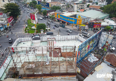 Bảng quảng cáo ‘trơ xương’, hiểm họa trên đầu người đi đường- Ảnh 5. Nhìn ở khoảng cách gần hơn có thể thấy rõ bảng quảng cáo tại ngã năm Đài Liệt sĩ đã gỉ sét, một số thanh sắt bị gãy và cong vênh - Ảnh: CHÂU TUẤN