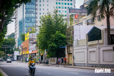 Bảng quảng cáo ‘trơ xương’, hiểm họa trên đầu người đi đường- Ảnh 7. Thường xuyên đi qua đường Nguyễn Thị Minh Khai (quận 1), anh Tô Tấn Linh cho biết một số bảng cáo ở khu vực này rơi vào tình trạng "ế khách" lâu nay. Tuy nhiên không thấy đơn vị nào đến kiểm tra độ bền hay di dời đi chỗ khác. "Việc này đã vô tình biến các bảng quảng cáo thành mối hiểm họa ngay trên đầu người đi đường. Nếu như bảng đổ sập, rớt sắt trúng người dân thì ai chịu trách nhiệm?", anh Linh thắc mắc - Ảnh: CHÂU TUẤN