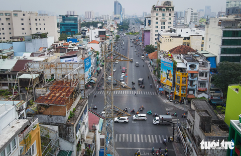 Bảng quảng cáo ‘trơ xương’, hiểm họa trên đầu người đi đường- Ảnh 8. Để quảng bá sản phẩm, thương hiệu, nên các tấm bảng quảng cáo khổ lớn đều được đặt tại nơi đông người, các nút giao thông lớn... Vì vậy nếu lỡ chúng đổ sập thì hậu quả sẽ rất khó lường - Ảnh: LÊ PHAN