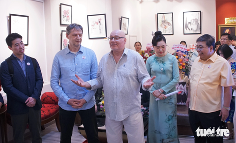 Họa sĩ Nga mê tranh thủy mặc, thư pháp Trung Quốc làm triển lãm ở Việt Nam- Ảnh 3. Họa sĩ Aleksandr Zhuravlev bày tỏ hạnh phúc và xúc động trước sự hỗ trợ hết lòng của những người bạn Việt Nam cho triển lãm cá nhân đầu tay của mình - Ảnh: H.VY