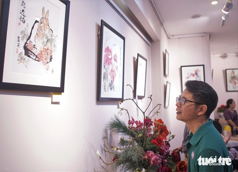 Họa sĩ Nga mê tranh thủy mặc, thư pháp Trung Quốc làm triển lãm ở Việt Nam- Ảnh 1. Khán giả xem tranh của họa sĩ Aleksandr Zhuravlev tại triển lãm "Hơi thở của bút pháp" - Ảnh: H.VY