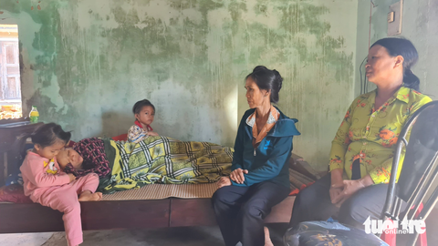 Nhiều người đến thăm, động viên gia đình bé Ca - Ảnh: LÂM THIÊN Nhiều người đến thăm, động viên gia đình bé Ca - Ảnh: LÂM THIÊN