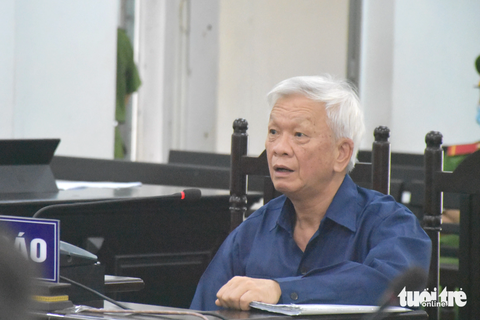 2 cựu lãnh đạo Khánh Hòa giao đất vàng không qua đấu thầu, đấu giá vì 'không biết quy định'- Ảnh 1. Bị cáo Nguyễn Chiến Thắng - cựu chủ tịch UBND tỉnh Khánh Hòa - trả lời tại phiên tòa sơ thẩm - Ảnh: MINH CHIẾN
