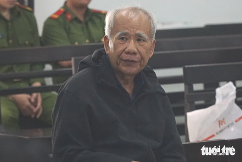2 cựu lãnh đạo Khánh Hòa giao đất vàng không qua đấu thầu, đấu giá vì 'không biết quy định'- Ảnh 4. Bị cáo Đào Công Thiên thừa nhận những thiếu sót khi làm phó chủ tịch UBND tỉnh Khánh Hòa - Ảnh: MINH CHIẾN