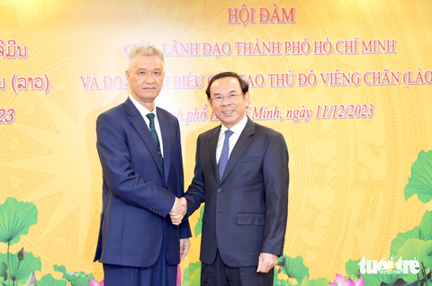 Bí thư Nguyễn Văn Nên: Những câu hỏi của các bạn Lào nhiều lần gợi mở cho TP.HCM- Ảnh 1. Bí thư Thành ủy TP.HCM Nguyễn Văn Nên (bên phải) tiếp đón Bí thư Thành ủy, Chủ tịch HĐND thủ đô Vientiane (Lào) Anouphap Tounalom tối 11-12 - Ảnh: HỮU HẠNH