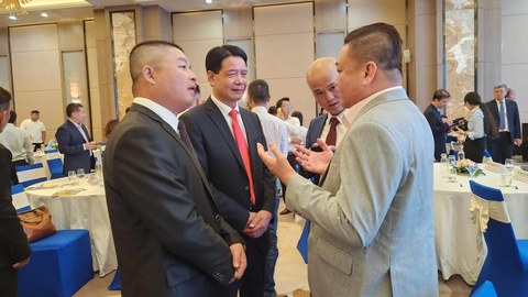 Chờ đợi các thỏa thuận lớn giữa Việt Nam - Trung Quốc- Ảnh 1. Doanh nghiệp Trung Quốc và doanh nghiệp Việt Nam tìm hiểu cơ hội hợp tác đầu tư tại Đồng bằng sông Cửu Long trong một sự kiện được tổ chức tại TP Cần Thơ năm 2023 - Ảnh: TRUNG PHẠM