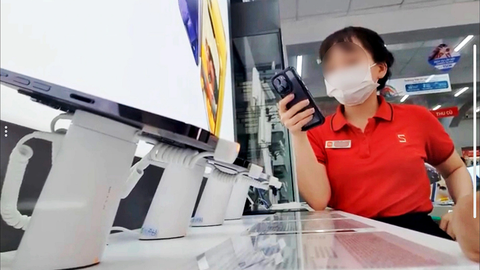 'Chiến giá' bất phân thắng bại, doanh nghiệp bán lẻ gồng lỗ sặc sừ- Ảnh 1. CellphoneS (quận 1, TP.HCM) sẵn sàng thỏa thuận với khách mức giá cuối giảm cả triệu đồng so với đối thủ - Ảnh: B.M.