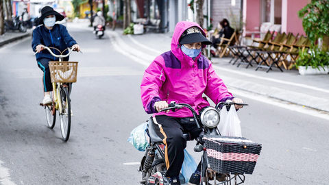 Trời lạnh đột ngột, cẩn thận ngộ độc, đột quỵ- Ảnh 1. Người cao tuổi chú ý giữ ấm, vận động hợp lý, chế độ dinh dưỡng để đảm bảo sức khỏe - Ảnh: NAM TRẦN