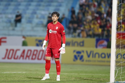Thủ môn Cao Văn Bình có trận ra mắt Sông Lam Nghệ An tại sân chơi V-League ở thời điểm 18 tuổi 11 tháng - Ảnh: MINH ĐỨC Thủ môn Cao Văn Bình có trận ra mắt Sông Lam Nghệ An tại sân chơi V-League ở thời điểm 18 tuổi 11 tháng - Ảnh: MINH ĐỨC