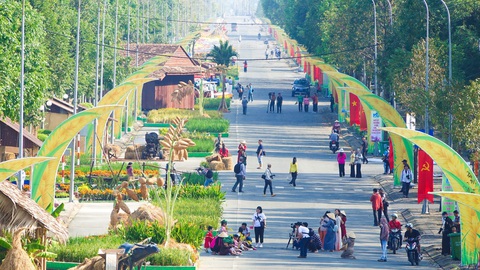 Sử dụng 20.000 chậu lúa cho triển lãm Con đường lúa gạo Việt Nam- Ảnh 1. Con đường lúa gạo Việt Nam tái hiện quá trình phát triển trồng lúa của nước ta - Ảnh: CHÍ CÔNG