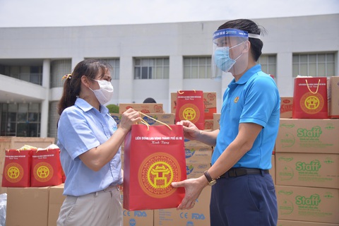 Bên cạnh tặng voucher, Công đoàn Hà Nội còn tặng quà, vé xe cho công nhân có hoàn cảnh khó khăn - Ảnh: HÀ QUÂN Công đoàn Hà Nội tặng quà dịp Tết - Ảnh: HÀ QUÂN