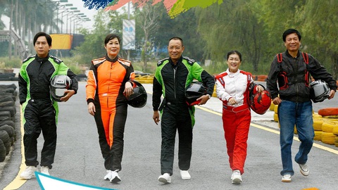 MC Lại Văn Sâm lúng túng nhận thử thách mang bò ra chợ bán- Ảnh 1. Biệt đội siêu ngầu gồm NSƯT Kim Tử Long, NSND Hồng Vân, MC Lại Văn Sâm, NSƯT Thanh Thủy, nhà ngoại giao Ngọc Đoàn trong Có hẹn cùng thanh xuân