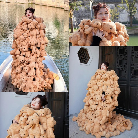 Dương Thiên Chân bê nguyên dàn gấu bông đi thảm đỏ GQ vừa qua gây bão Dương Thiên Chân bê nguyên dàn gấu bông đi thảm đỏ GQ vừa qua gây bão
