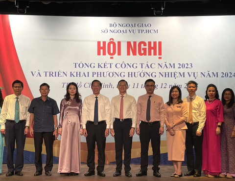 Chủ tịch UBND TP.HCM Phan Văn Mãi và Thứ trưởng Bộ Ngoại giao Nguyễn Minh Hằng tại hội nghị tổng kết của Sở ngoại vụ TP.HCM ngày 11-12 - Ảnh: NGHI VŨ Chủ tịch UBND TP.HCM Phan Văn Mãi (thứ tư từ trái sang) và Thứ trưởng Bộ Ngoại giao Nguyễn Minh Hằng (thứ ba từ trái sang) tại hội nghị tổng kết của Sở Ngoại vụ TP.HCM ngày 11-12 - Ảnh: NGHI VŨ