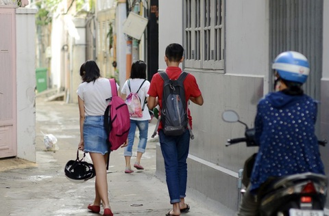 Diễn đàn Bịt lỗ hổng tôn sư trọng đạo: Chưa kịp khai phóng đã bị thao túng- Ảnh 3. Áp lực thành tích, điểm số khiến trẻ quay cuồng với học kiến thức ở trên lớp và học thêm sau giờ học. Trong ảnh: một nhóm học sinh đi học thêm trên đường Điện Biên Phủ (TP.HCM) - ẢNH: QUANG ĐỊNH