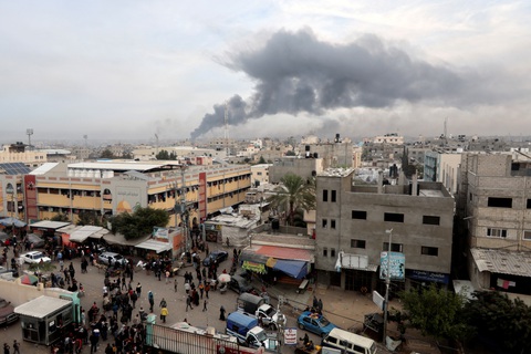 Tin tức thế giới 11-12: Nga gọi cuộc tấn công của Hamas là khủng bố; Syria hạ tên lửa Israel- Ảnh 1. Khói bốc lên sau các cuộc tấn công của Israel ở thành phố Khan Younis, phía nam Dải Gaza vào ngày 10-12 - Ảnh: REUTERS