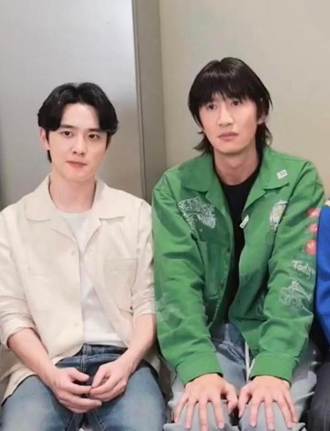 Lee Kwang Soo và D.O (EXO) tấu hề cực mạnh trong show thực tế mới- Ảnh 3. Bức ảnh chụp chung của D.O và Kwang Soo trở thành chủ đề hot